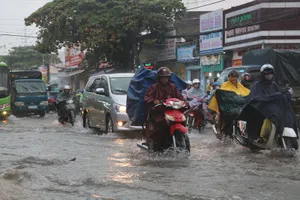 Nhọc nhằn di chuyển trong mưa chiều 7-11